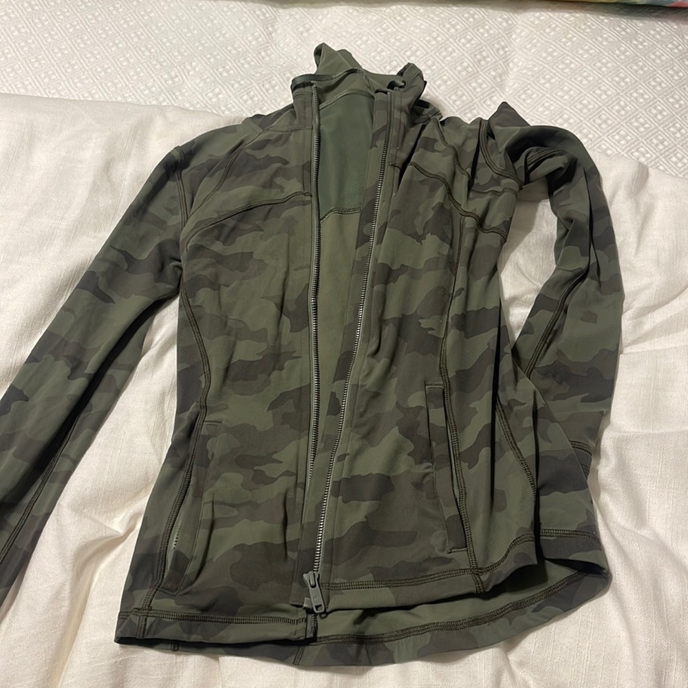 Lulu Lemon Hooded Define Jacket Green Camo size 6
